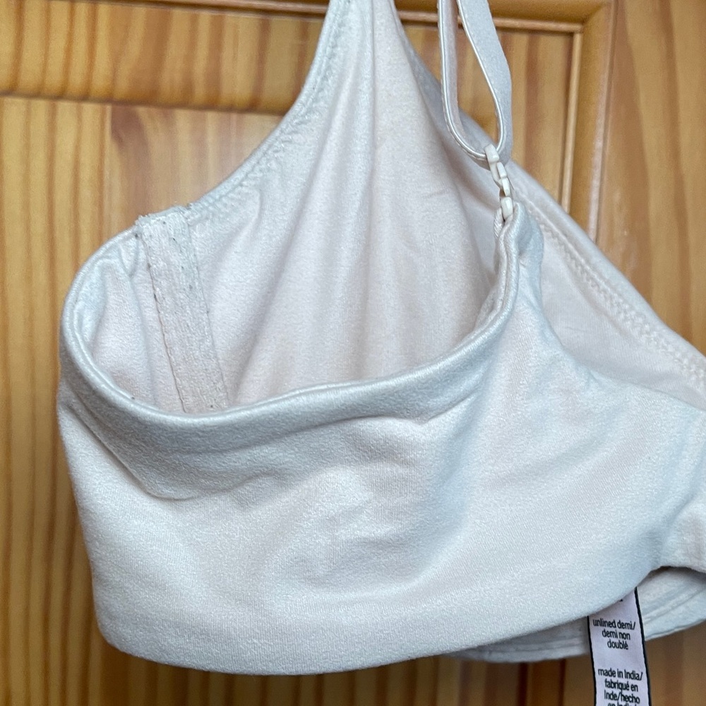 Victoria Secret body by Victoria Cream Underwire Bra - Picture 10 of 12